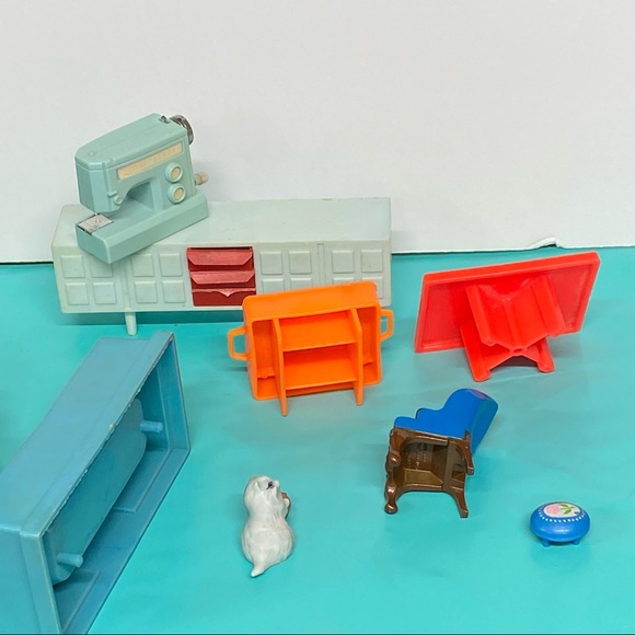 Vintage lot of doll furniture Fisher Price, Mattel, Hong Kong, etc. collection - Picture 6 of 13